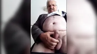 Papá árabe se masturba su polla gruesa en webcam