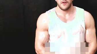 Hunk musclé huilé se branle la bite dure en solo