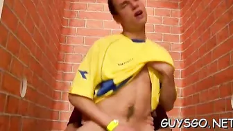 Twinks hambrientos hacen garganta profunda y bareback en orgía hard...