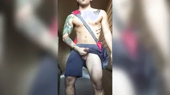 Joven amateur hetero se masturba su gran polla al aire libre