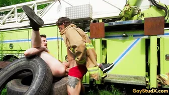 Hunk tatuado e perfurado de uniforme recebe boquete ao ar livre ant...