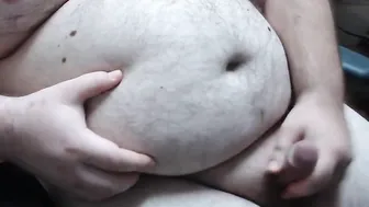 Ursinho gordinho masturba seu pau grosso na webcam