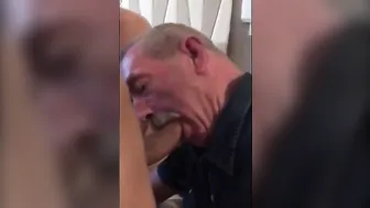 Papa ours amateur fait une fellation avec deux grosses bites
