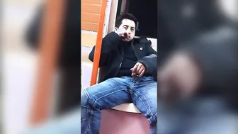 Hetero amateur se masturba su gran polla al aire libre