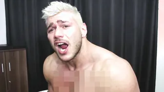 Hombre rubio musculoso se masturba en video amateur en solitario