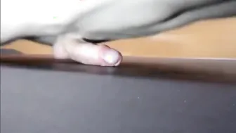Masturbación en solitario de un twink con primer plano de corrida