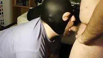 Oso dominante usa a su sumiso para una mamada y facial masivo