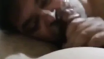 Papá oso da mamada amateur y paja lechera
