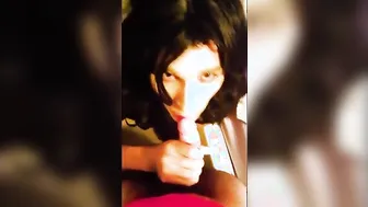 Travesti amateur hace una garganta profunda a una polla dura en pov