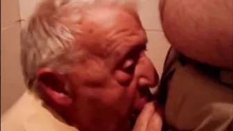 Daddy gives amateur blowjob on webcam