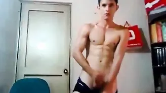 Twink musculoso se espeta e se deda no buraco aberto na webcam