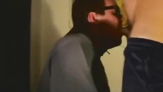 Papai amador fode a garganta do twink e goza no rosto dele