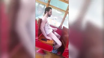 Cara hétero se masturba no ônibus público