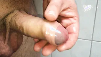 Chico amateur juega con el prepucio y la pequeña cabeza de la polla...