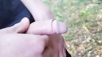 Musculoso amateur meando al aire libre con su polla grande