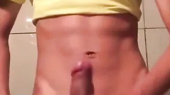 Twink amateur se masturba y dispara su leche en webcam