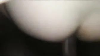 Twink de bunda branca levendo pau grande sem camisinha de amador