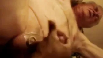 Um daddy amador recebe uma punheta lenta e sensual de um cara mais ...