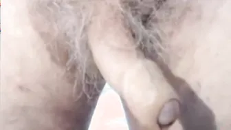 Papá peludo muestra polla sin circuncidar en webcam por primera vez