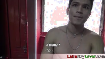 Twink brasileño follado sin condón por gran polla en vestuario