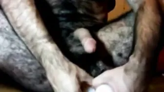 Papá peludo solo con un consolador