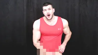 Homem musculoso e peludo de licra se masturba e goza
