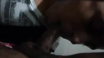 Amateur hace una mamada en la ducha pública
