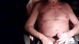 Papá maduro se masturba su polla pequeña en sesión amateur solitaria
