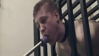 Le twink s'entraîne à la bouche avec des jouets et pratique du pipe