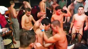 Homens musculosos fodem sem camisinha e dão uma gozada facial quente