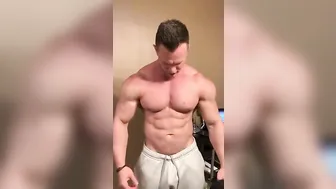 بناء أجسام عضلي يستخدم ألعاباً في استمناء مثلي منفرد