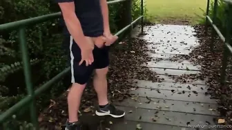 Dos atletas latinos follan a pelo en el campo deportivo