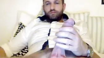 Papá hetero búlgaro con gran polla se masturba y se corre en webcam