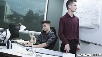 Jayden se somete a trevor harris y evan knoxx en un trío caliente