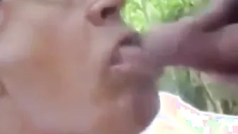 Dois caras fazem boquetes amadores e gozam em público