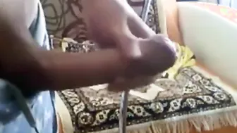 شاب مبتدئ يستمني بمفرده ويقذف على كاميرا الويب