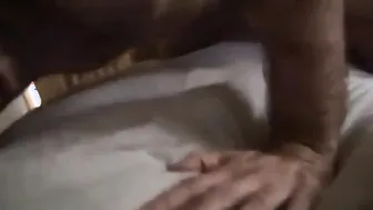 Amador militar em bareback com um urso magro e musculoso