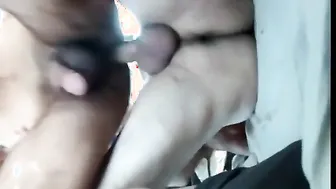 Papá se folla a amateur sin condón en el coche en el asiento trasero