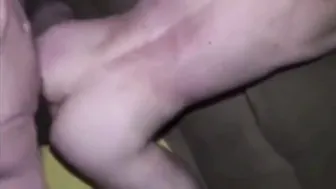 Twink amateur recibe gran polla bareback y obtiene creampie anal