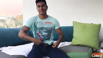 El musculoso latino erick se masturba su gran polla sin cortar