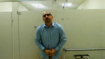 熊老爹在公共厕所里撸他的鸡巴并射精