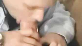 अमेचर ट्विंक ने बॉयफ्रेंड को गहरा ब्लोजॉब दिया जब तक वह झड़ नहीं गया