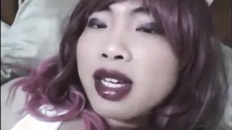 Travesti asiático se masturba la polla pequeña en el sofá con un ju...