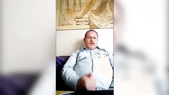 Papá oso gordo se masturba su pequeña polla en webcam