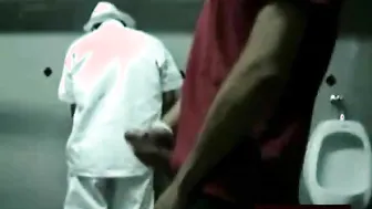 Amateur musculoso masturbando su gran polla en baño público