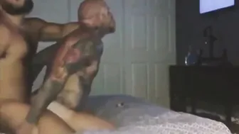 Joven oso peludo bareback a chico musculoso tatuado