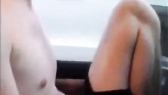 Twink se masturba y se corre en el tráfico