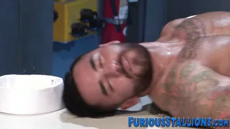 Hunk peludo e musculoso é lambido e fodido sem camisinha
