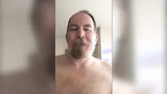 Papá oso peludo muestra su cuerpo velludo y su culo en una paja en ...