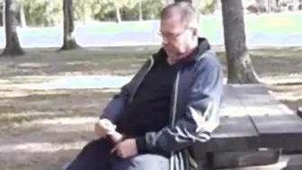 Papá oso se masturba y se corre al aire libre en público
